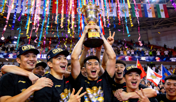 CBA总决赛辽宁队夺冠庆祝瞬间，球员举起奖杯