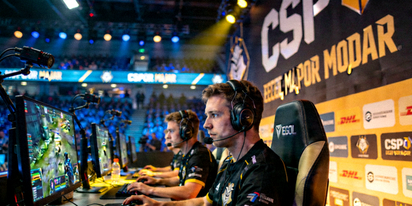 CS:GO Major锦标赛现场，选手戴耳机专注比赛