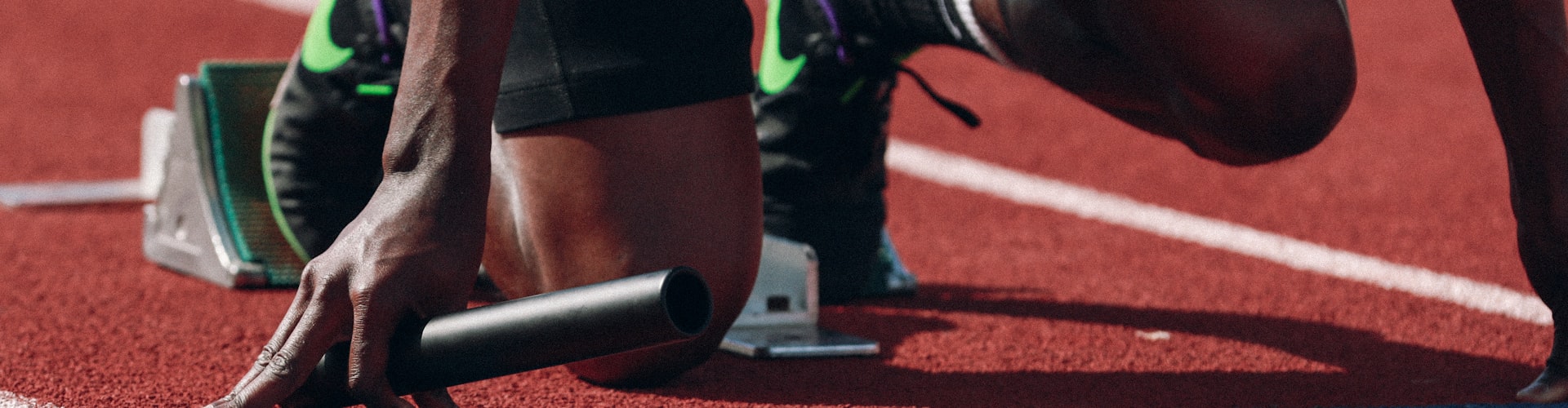 非凡国际体育资讯平台主横幅，展示多种运动场景