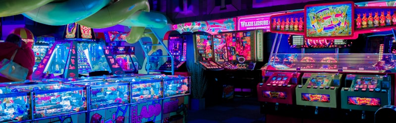 英雄联盟全球总决赛电竞比赛现场，选手专注操作