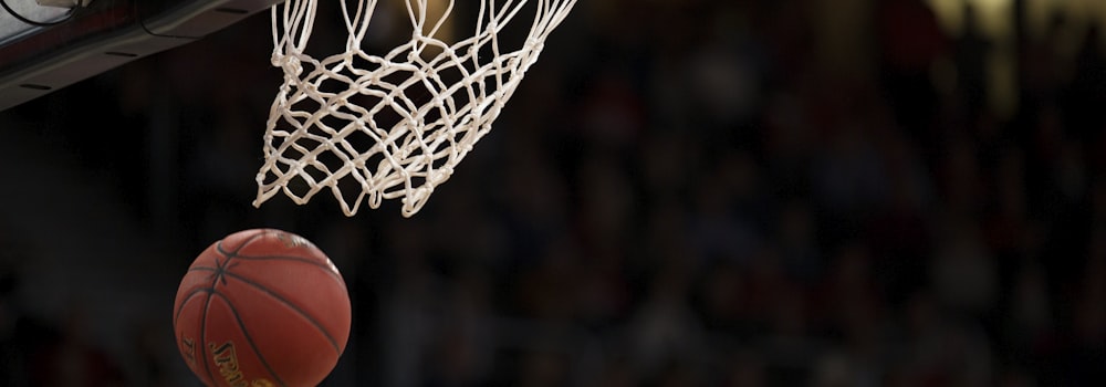 NBA季后赛激烈对抗场景，球员扣篮瞬间