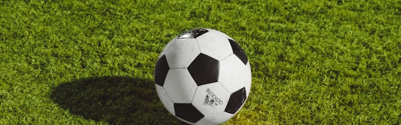 欧洲冠军联赛足球比赛精彩瞬间，球员带球突破